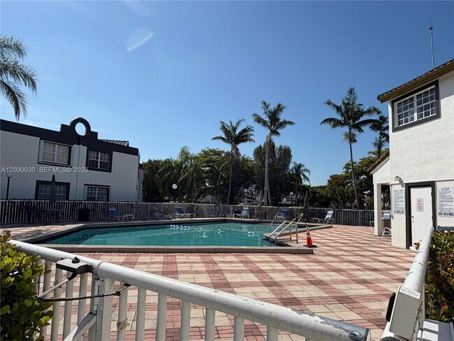 Building Photo - 9731 Fontainebleau Blvd