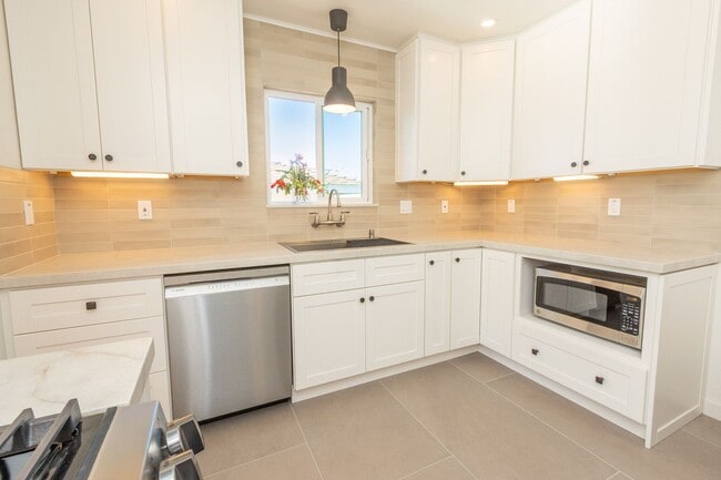 Building Photo - Beautifully Remodeled 2 Bed/1Bath Home with Ocean and Bay Glimpses in Ocean Beach!