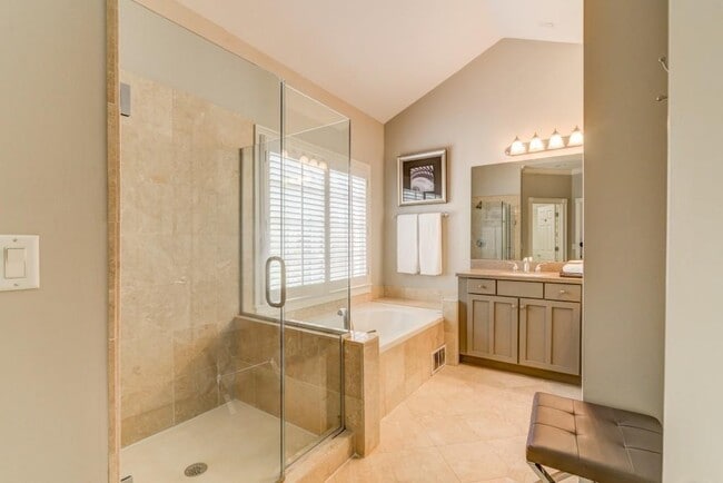 Building Photo - 704 Longleaf Dr NE
