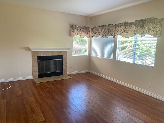 Building Photo - 2 Story 4 bed, 2 1/2 bath home in Simi Valley!