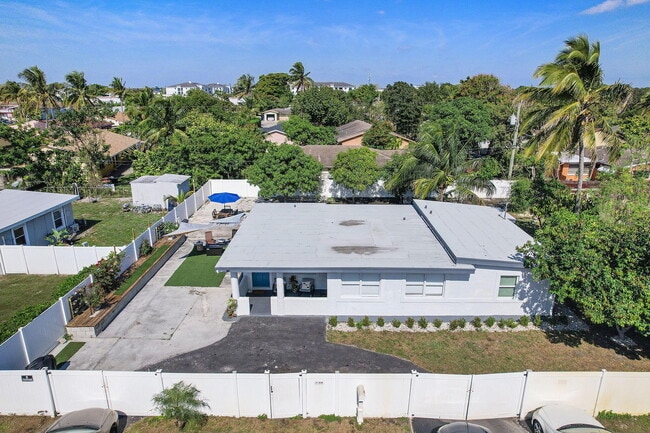 Building Photo - 2629 SW 6th Ct