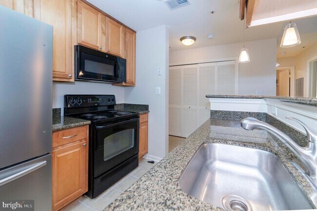 Building Photo - 3176 Summit Square Dr