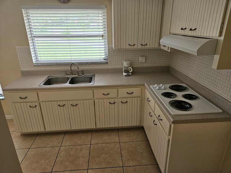 Kitchen - 786 Colony Ln