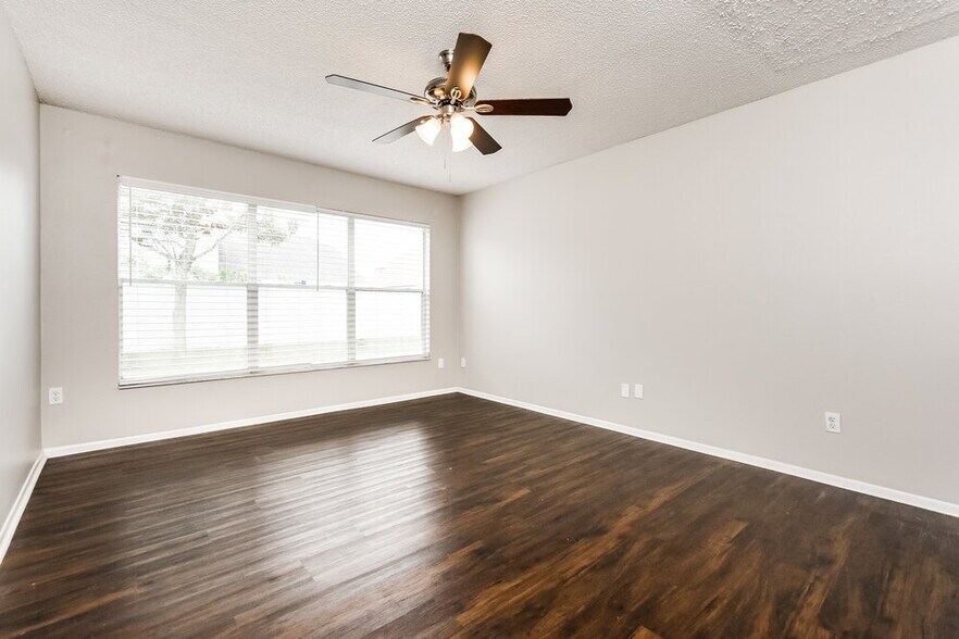 Building Photo - 12612 Belrose Ave