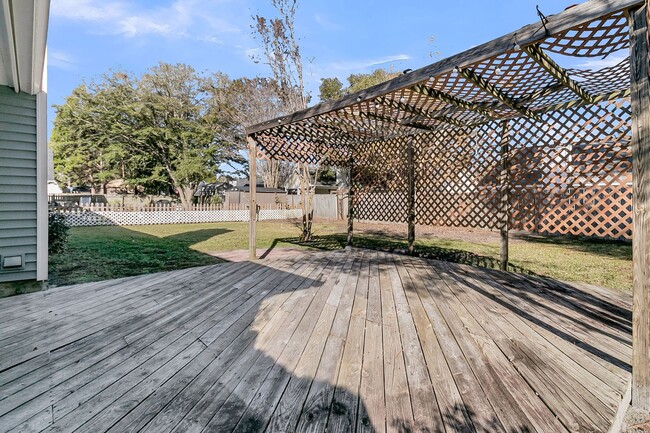 Building Photo - Completely Refreshed 3 Bedroom 2 Bathroom ...