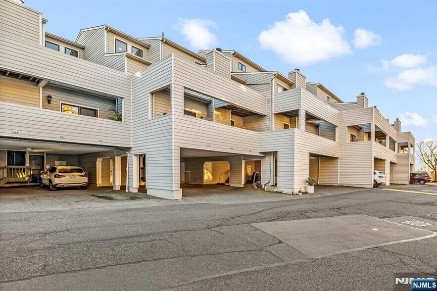 Building Photo - 750 Mainsail Ln