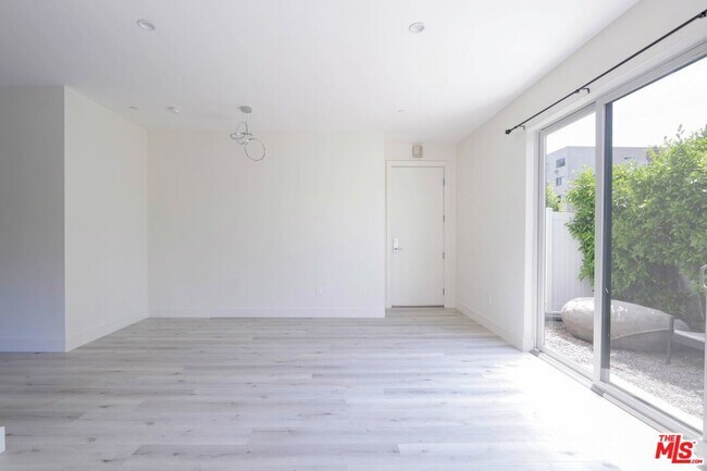 Building Photo - 5832 Tujunga Ave