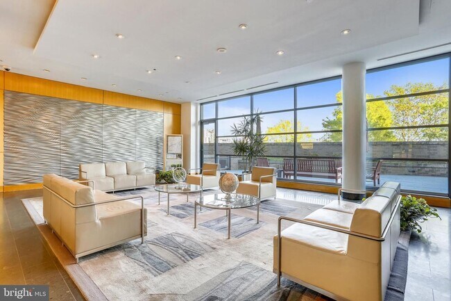 Building Photo - Professionally Managed // 1bedroom 1bathroom// Court House// Parking Included!