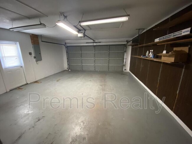 Building Photo - 14875 Cromwell Dr