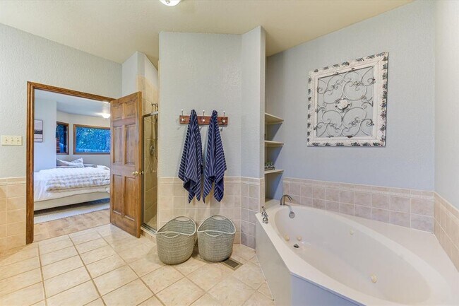 Building Photo - 640 Bluffside Dr