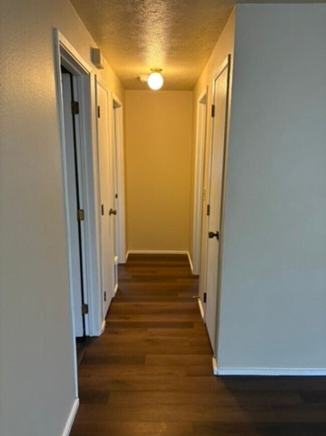 Building Photo - MP149 - 1014-1016 E Crown Ave