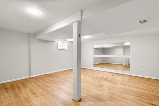 Building Photo - 3 Bed 3 Bath - Silver Spring Split Level -...