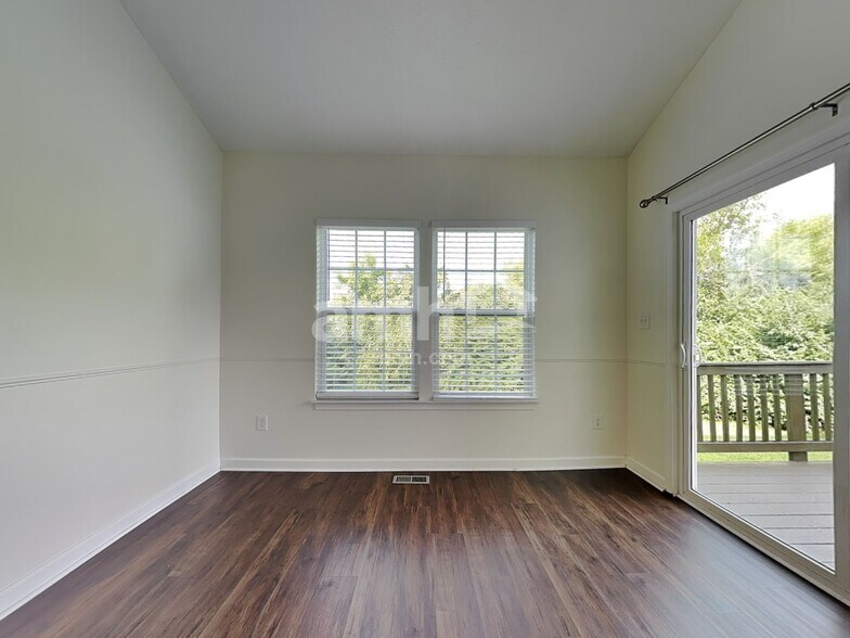 Building Photo - 156 Haverstraw Pl