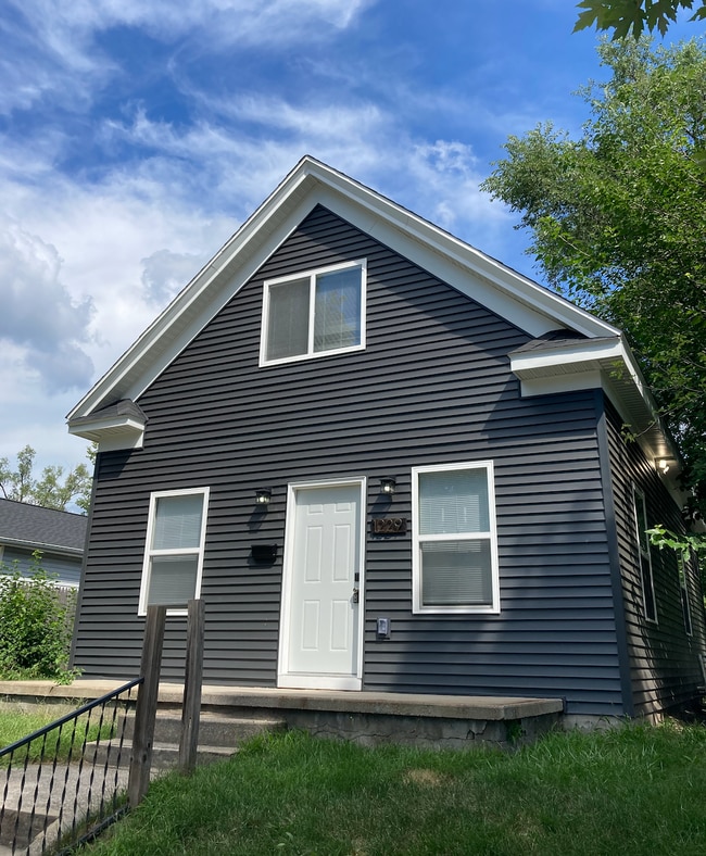 Building Photo - 1229 E Sorin St