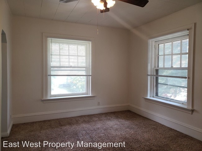 Building Photo - 1529 E 2nd St