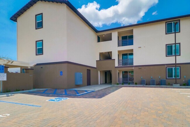 Building Photo - La Perla Apartments