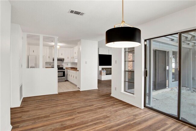 Building Photo - 6071 Highland Cir N