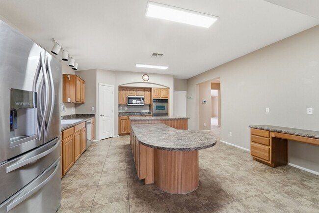 Building Photo - Maricopa Gem! 2,130 SF, Large Kitchen, AZ Room + Golf Course Living