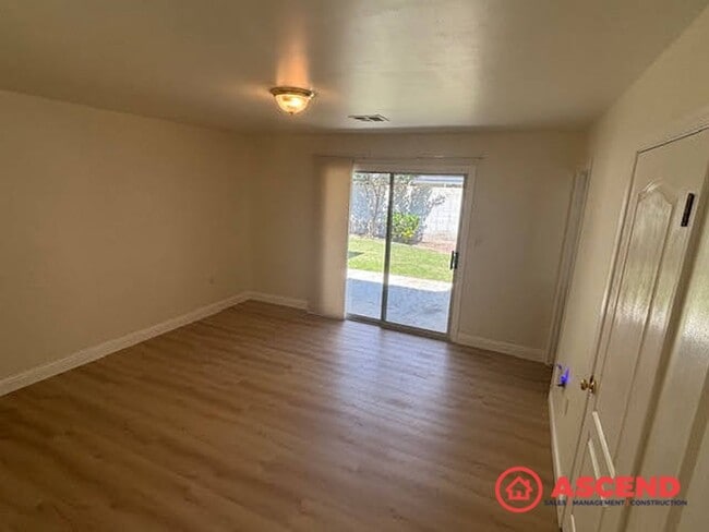 Building Photo - Spacious 3 Bed / 2 Bath with Fireplace, Garage & Gardener Included