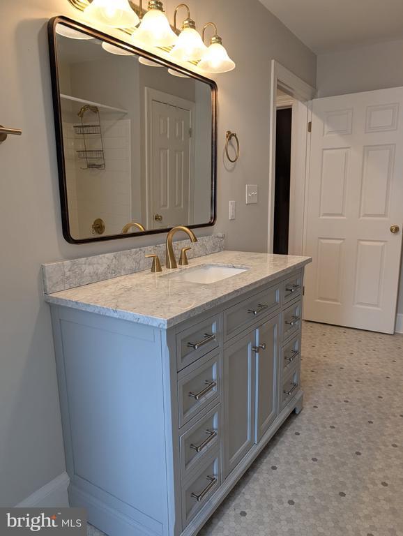 Building Photo - 295 Bay St