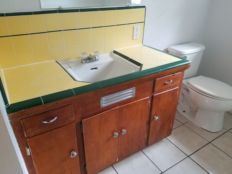 Building Photo - 961 N Fruit Ave