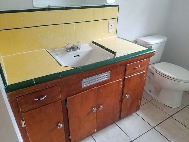 Building Photo - 961 N Fruit Ave