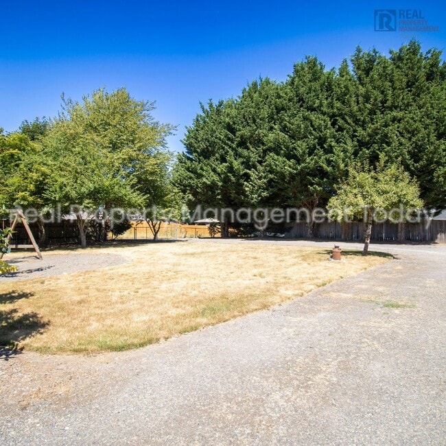 Building Photo - Charming 5 Bedroom + Huge yard!