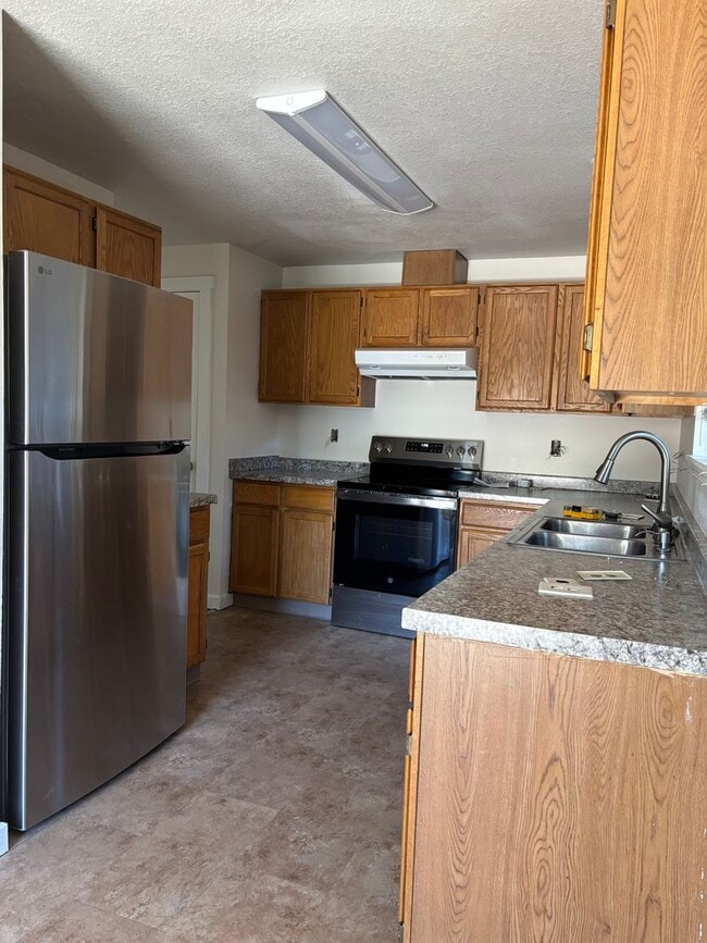 Building Photo - 3 BR/2BA Home In Tamarack Park East