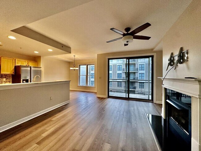 Building Photo - 718 W Trade St