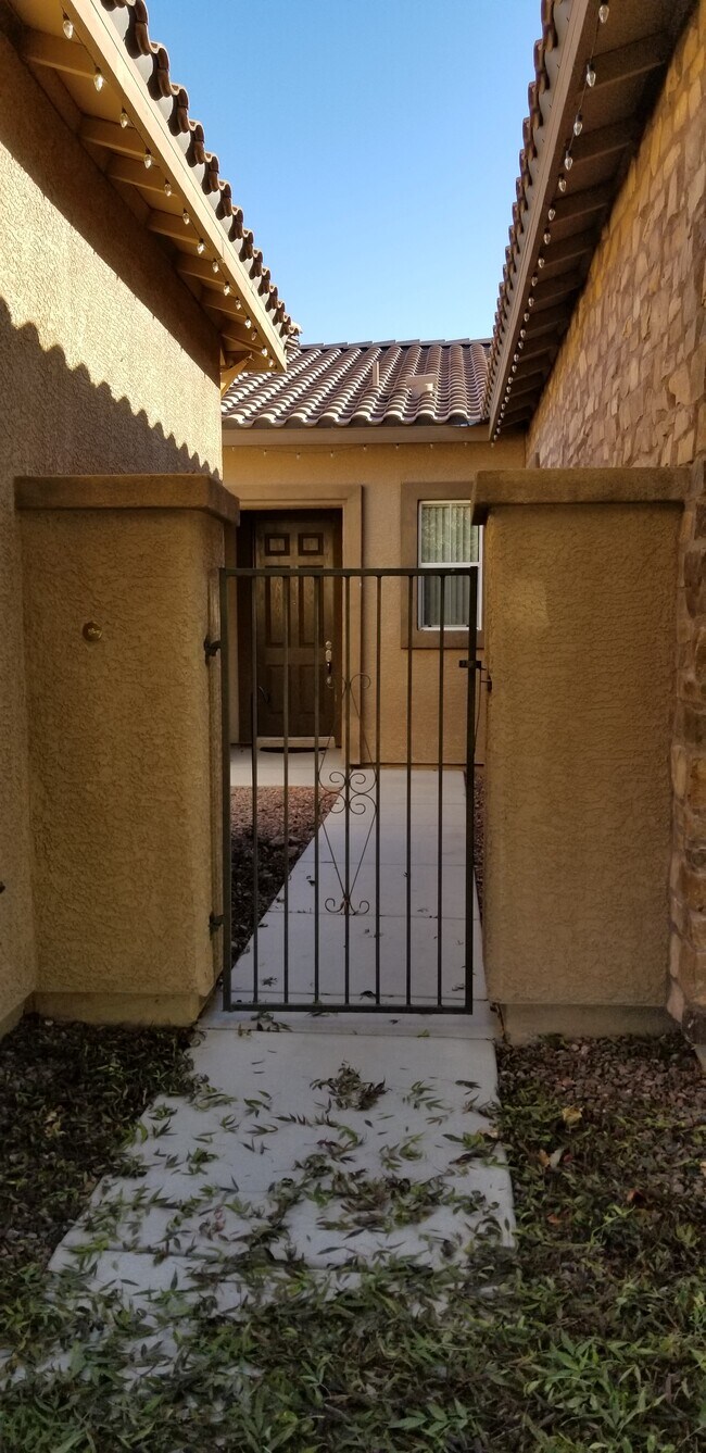 Building Photo - 4901 Oro Ln