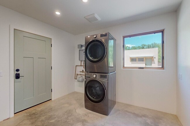 Building Photo - North Valley Fabulous 2018/sf 2 Bedroom  2.5 Bath  with Garage
