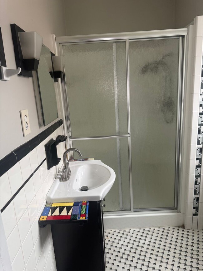 Building Photo - 201 Moore Ave