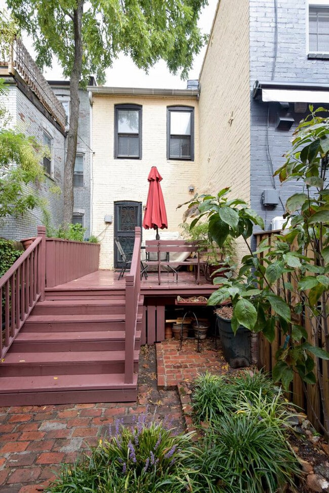 Building Photo - 1127 Independence Ave SE