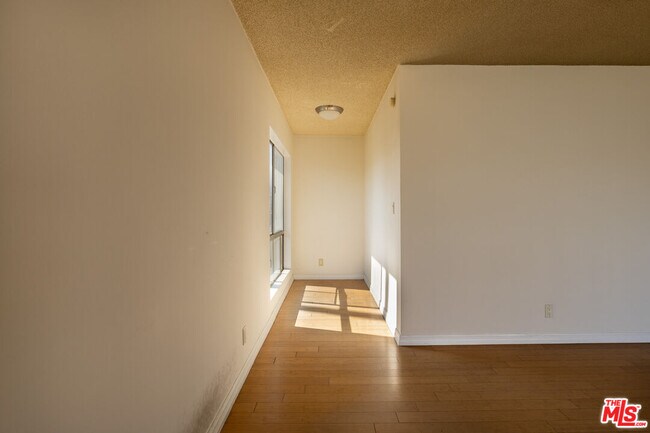 Building Photo - 1033 6th St