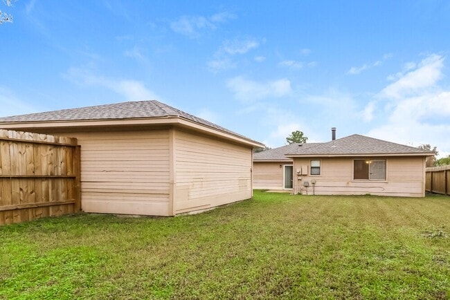 Building Photo - 2215 Hazyknoll Ln