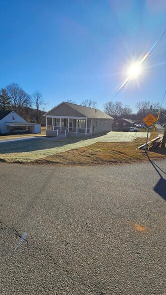 Building Photo - 2150 Windsor Ave