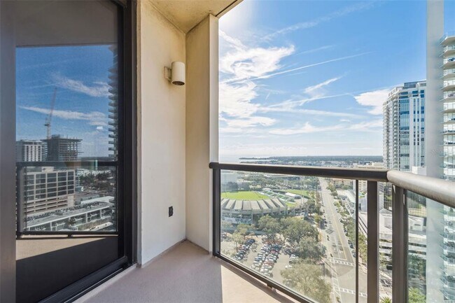 Building Photo - 1 Beach Dr SE