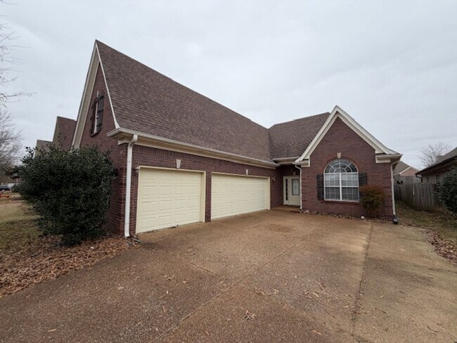 Building Photo - 3 bed 2 bath home with a large bonus room and an additional room that would be perfect for an off...