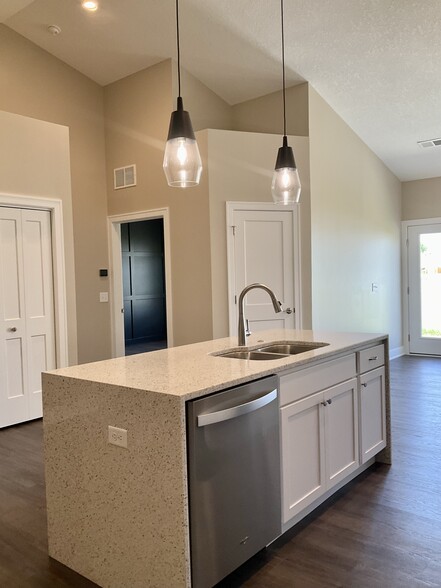 Building Photo - 123 Beacon Harbor Pky