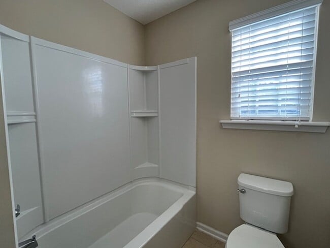 Building Photo - Well Appointed 4/3  Dreamfinders Home