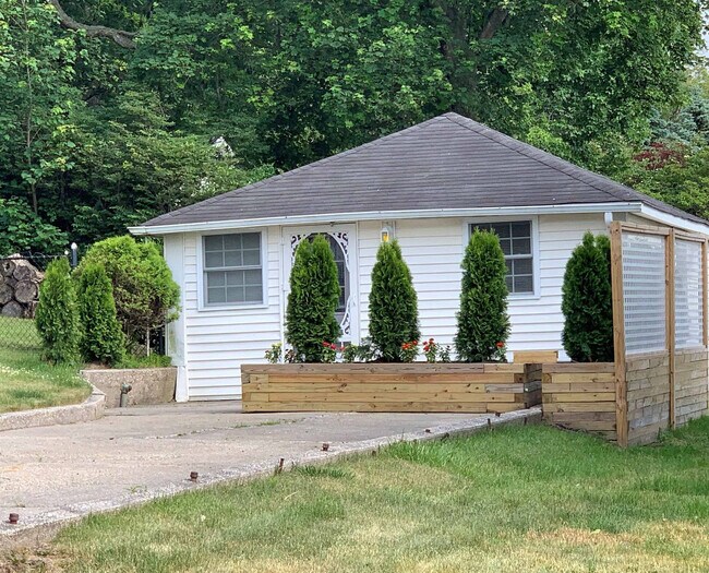 Building Photo - 27 Oak St