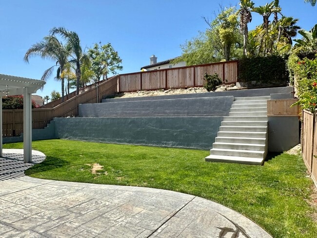 Building Photo - Large 3 bedroom home with loft and large b...