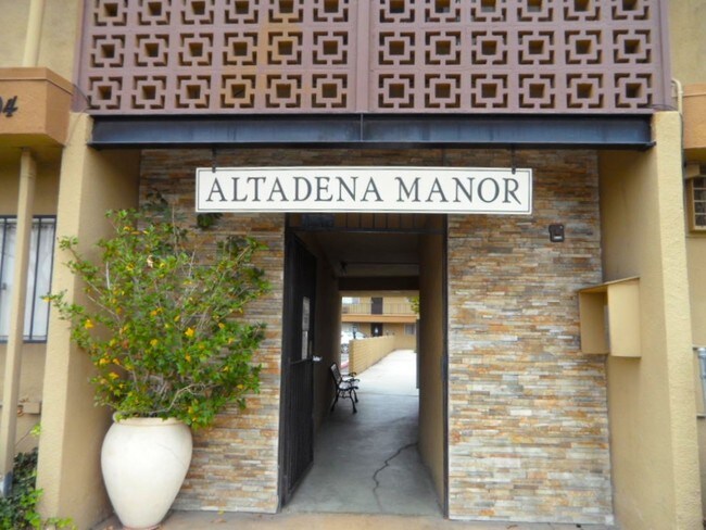 Building Photo - 3704 Altadena Ave