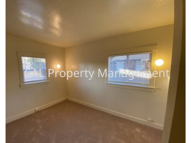 Building Photo - Single Family 2 bedroom and 1 bathroom!