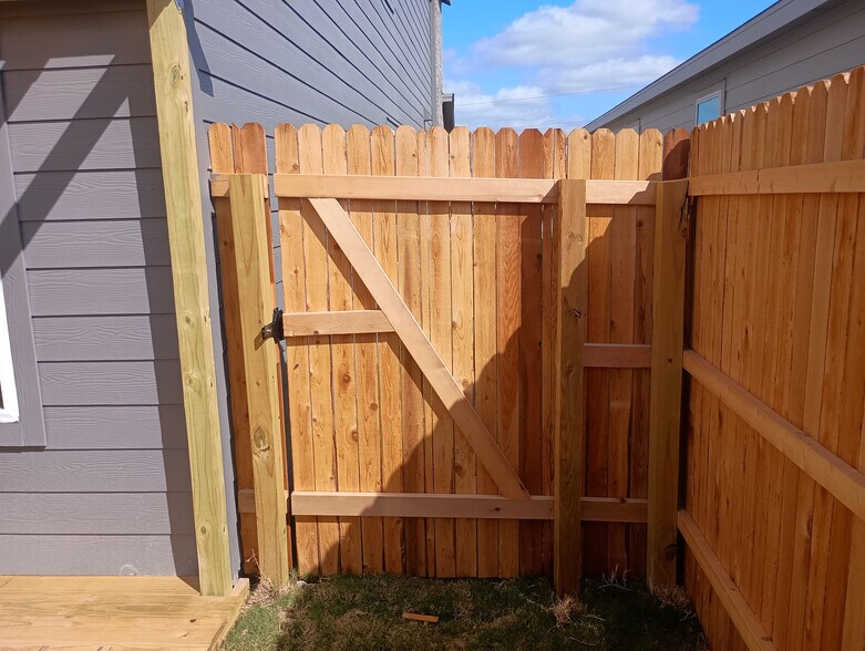 Building Photo - Room in House on Noir Ln