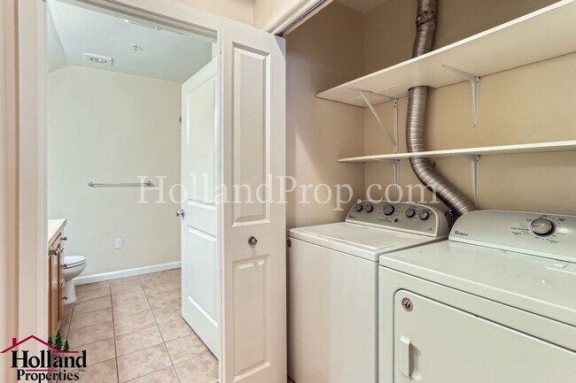 Building Photo - Cute ground floor Condo in Beaverton