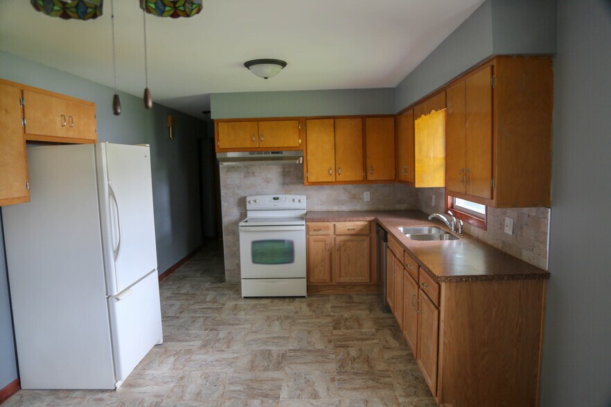 Building Photo - 631 Elm St