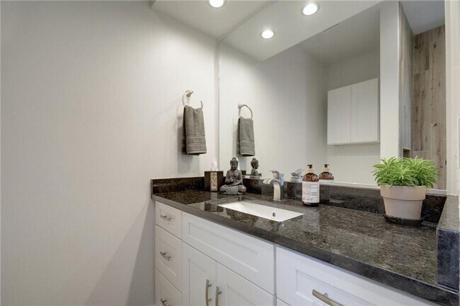 Building Photo - East Austin 2 Bed 2 Bath