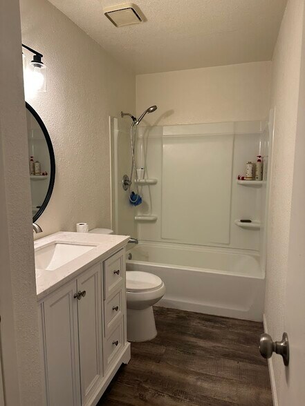 Building Photo - 1007 1/2 W Avenue Q