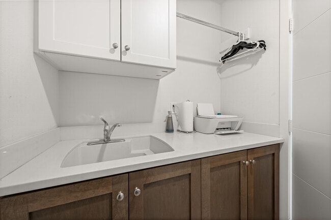 Building Photo - 1068 Hampton Dr